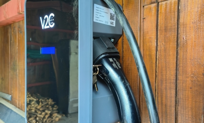 Pose d'une borne de recharge pour véhicule électrique à Aveizieux, Saint-Étienne, MYSolutions42